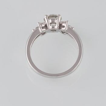RING, 18K vitguld med briljantslipad diamant ca 1.11 ct samt 6 navetteslipade diamanter 0.26 ct. Vikt 4,2 gram.