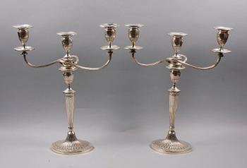 KANDELABRAR, ett par, nysilver, England.