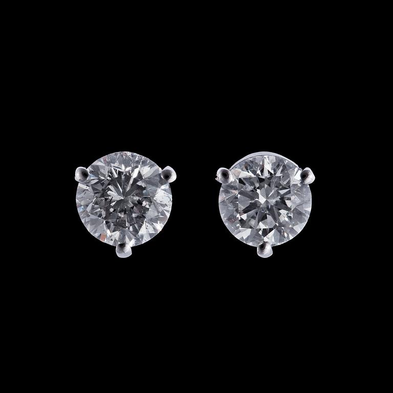 ÖRHÄNGEN, vardera briljantslipad diamant, ca 0.75 ct/st.