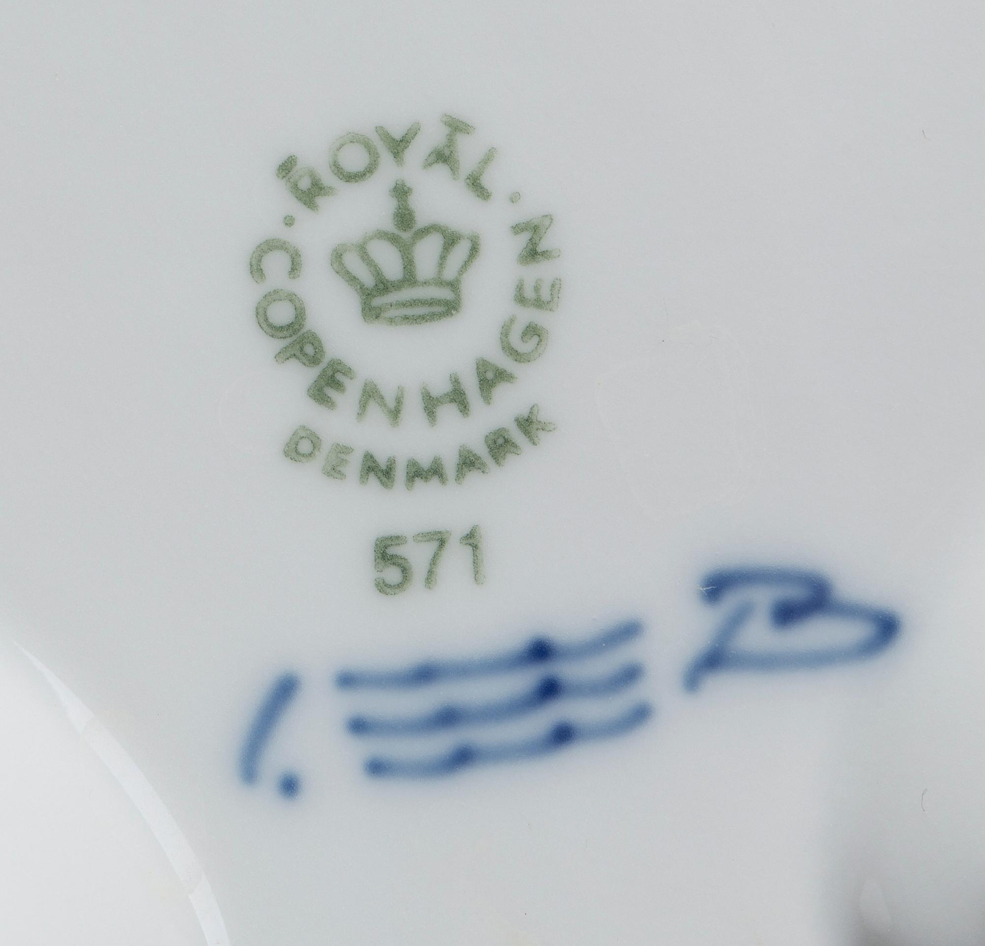 SERVISDELAR, Musselmalet, halvblond resp. helblond, Royal Copenhagen, ca 29 delar.
