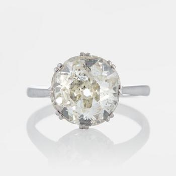 An 18K white gold ring set with an old-cut diamond with a weight of 4.40 cts according to engraving.