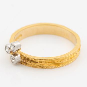 Björn Weckström, Ring, 18K guld med runda briljantslipade diamanter, Finland 1975. För Lapponia.