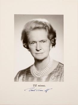 KUNGLIGA SIGNERADE FOTON, 3 st, Prinsessorna Birgitta och Desiré resp Sibylla med Kronprins Carl Gustafs namnteckning.