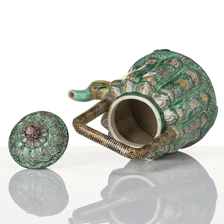 Kanna med lock, biskviporslin. Qingdynastin, Kangxi (1662-1722).