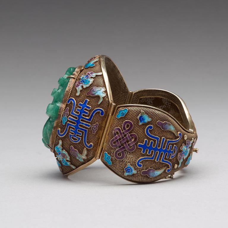 A filigree bracelet with inlays of cloisonné and a sculptured stone, Qing dynasty.