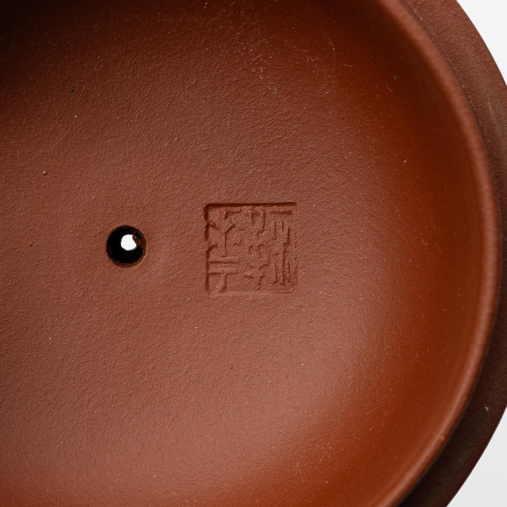 A group of three Chinese yixing teapots, 1980/90s.