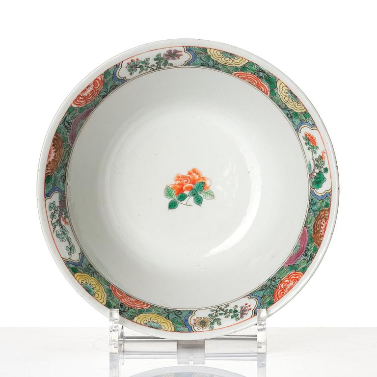 A famille verte porcelain bowl, Qing dynasty, 19th century.