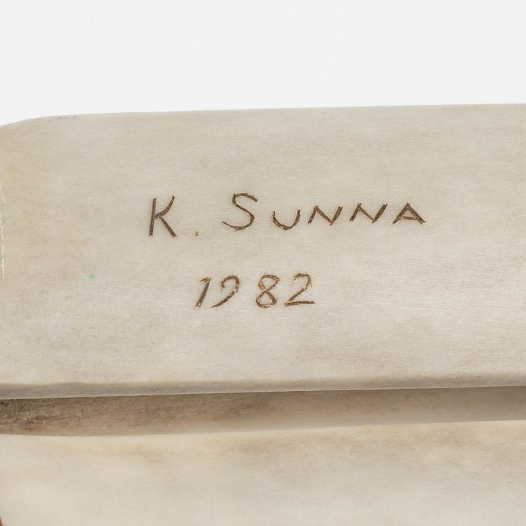 Knut Sunna, huggare, signerad och daterad 1982.