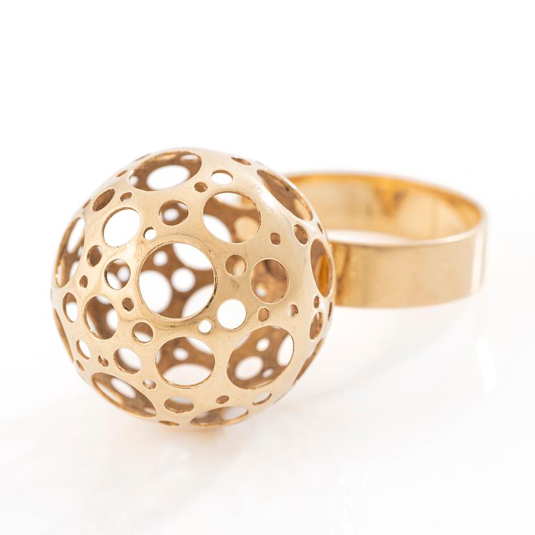 Ring, possibly by Liisa Vitali, “Nyckelpiga”, 18K gold.