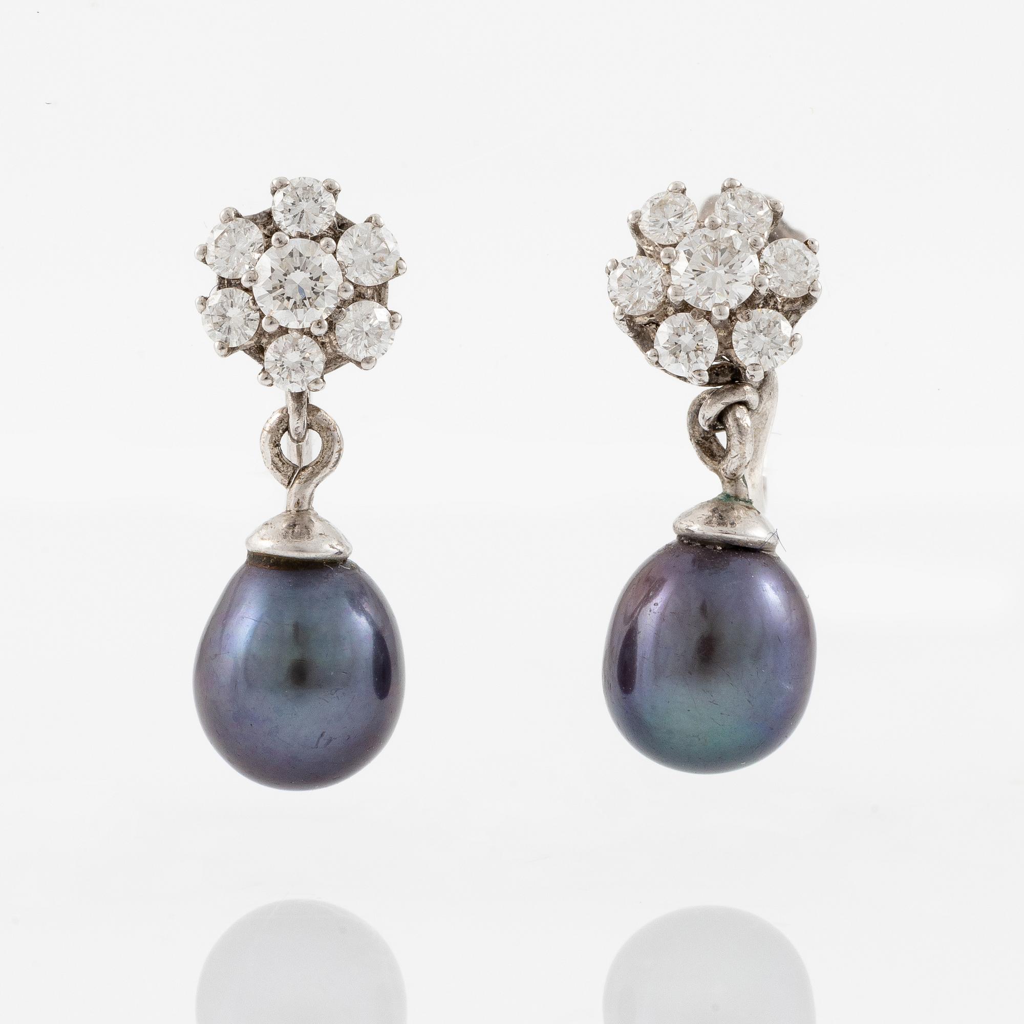 A pair of earrings in 18K white gold with cultured pearls and round brilliant-cut diamonds.