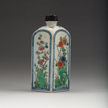 A square famille verte bottle, Qing dynasty, Kangxi (1662-1722).