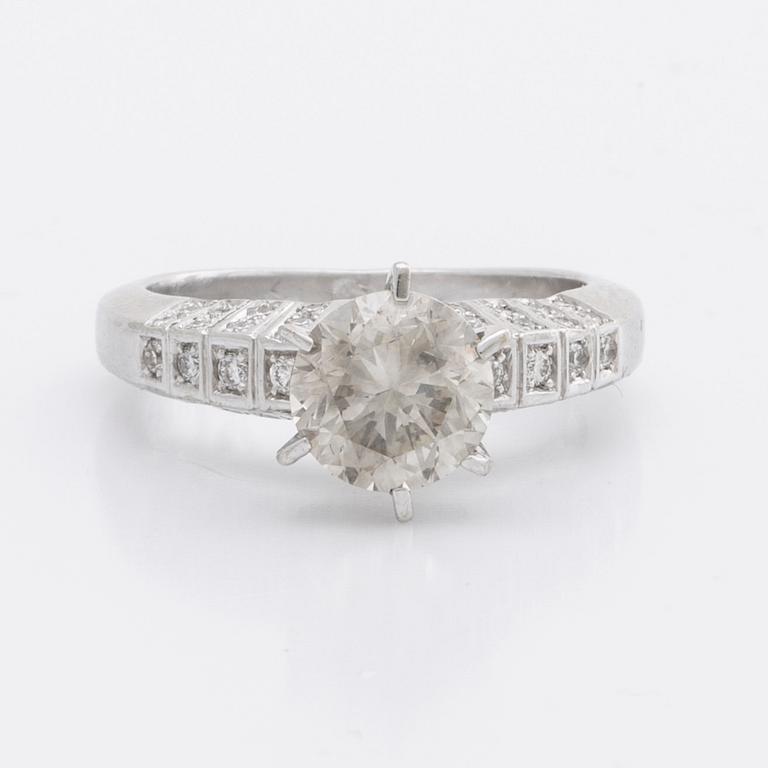 RING 14K vitguld m 1 briljant ca 1,8 ct, ca L-M VS, sidostenar ca 0,25 ct totalt.