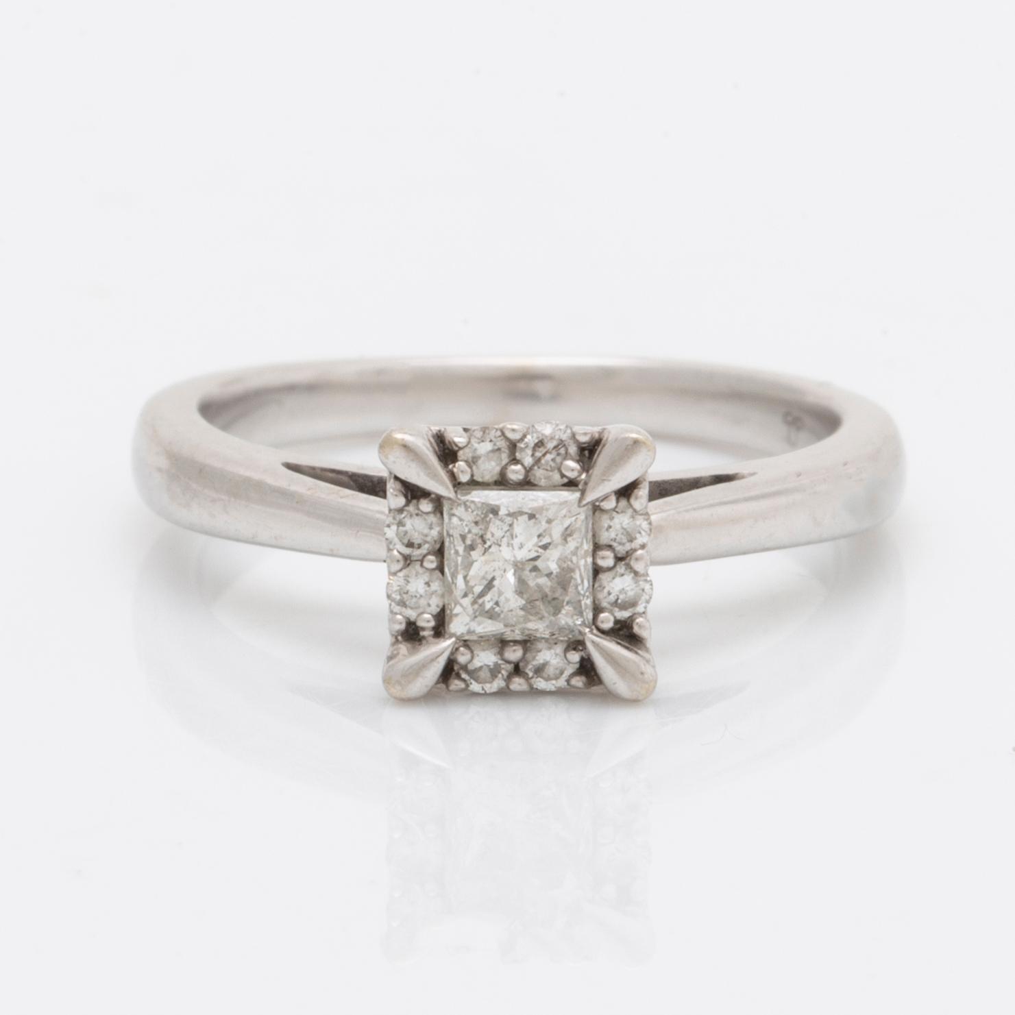 Ring 14K whitegold 1 princess-cut and brilliant-cut diamonds approx 0,30 ct in total.