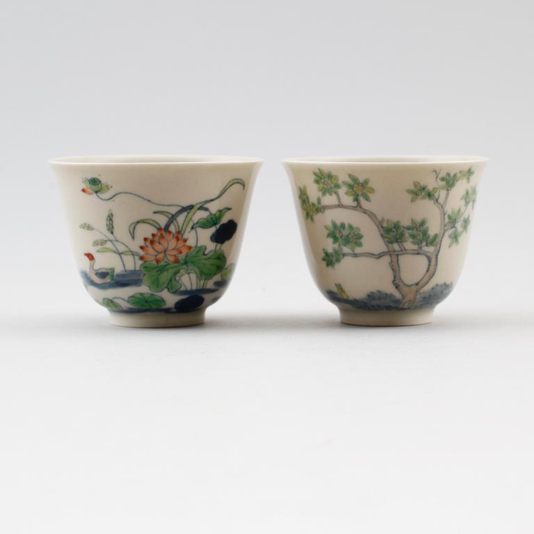 KOPPAR, 2 st, porslin, Kina, med Kangxi sex karaktärers märke, 1900-tal.