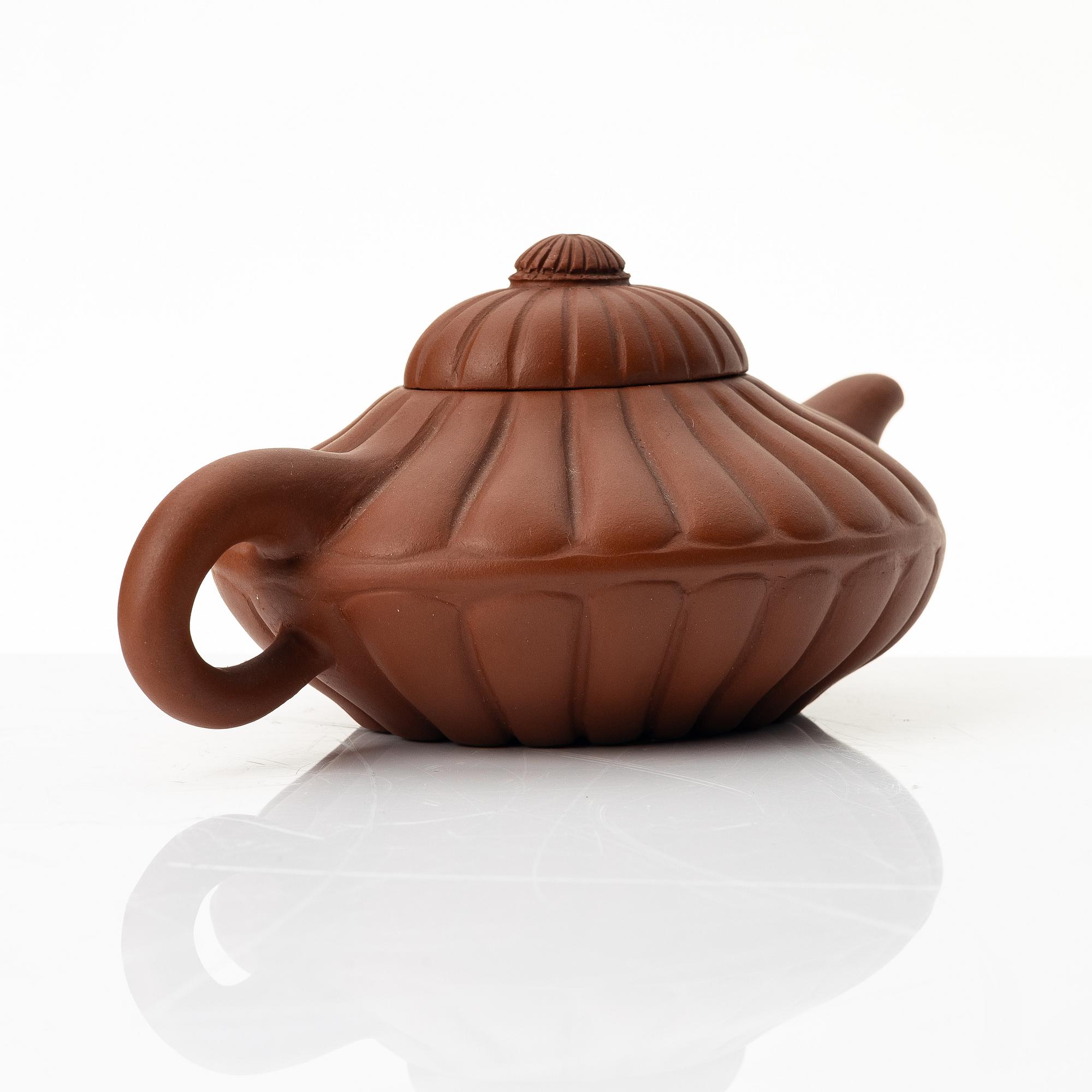 Zhou Guizhen, A Chinese yixing 'chrysanthemum' teapot, 1980/90s.