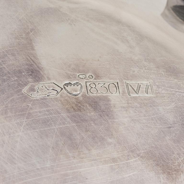 Kaffekanna, silver, GAB, Stockholm, 1921, samt sockerskål och gräddkanna, silver, Kultakeskus, Tavastehus, 1974.