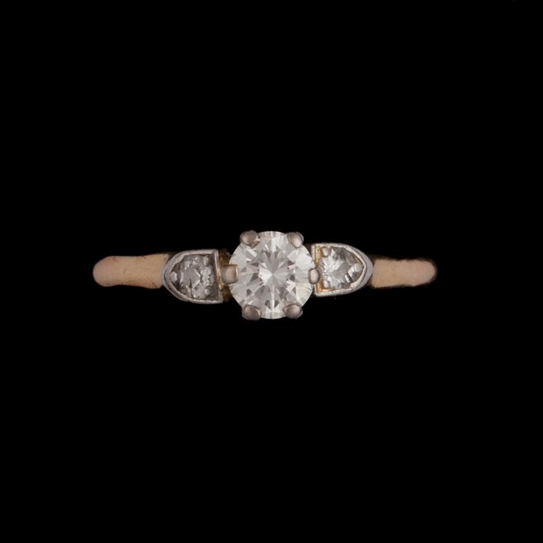 RING, 18k guld med diamanter mittsten ca0,40ct. Vikt 2g.