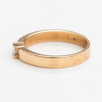 A 14K gold ring with a princess-cut diamond ca. 0.13 ct.