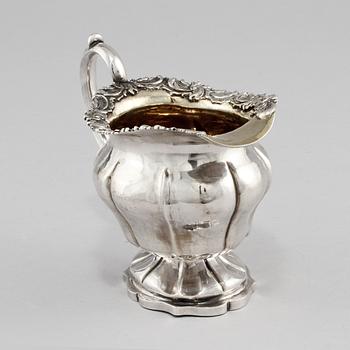 KANNA, silver, troligen kontrollmästarstämpel av Dimitry Ilyich Tverskoy, St. Petersburg, Ryssland, 1844. Vikt 144 g.