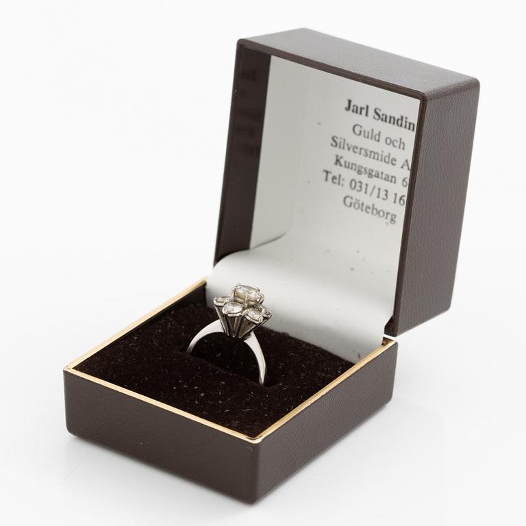 Ring, cameo model, white gold with brilliant-cut diamonds.