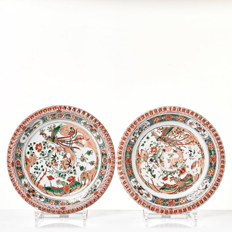 A set of nine famille verte 'pie crust' plates, Qing dynasty, Kangxi (1662-1722).