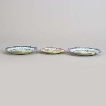 A pair of famille rose dishes and a dessert plate, Qing dynasty, Qianlong (1736-95).