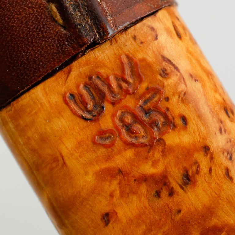 SAMEKNIV, masurbjörk och läder, monogram UW och daterad -85.