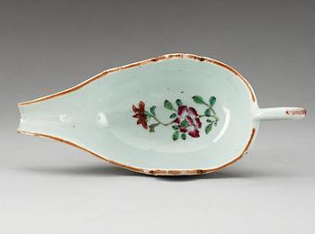 A famille rose rooster sauce boat, Qing dynasty, Qianlong (1736-95).