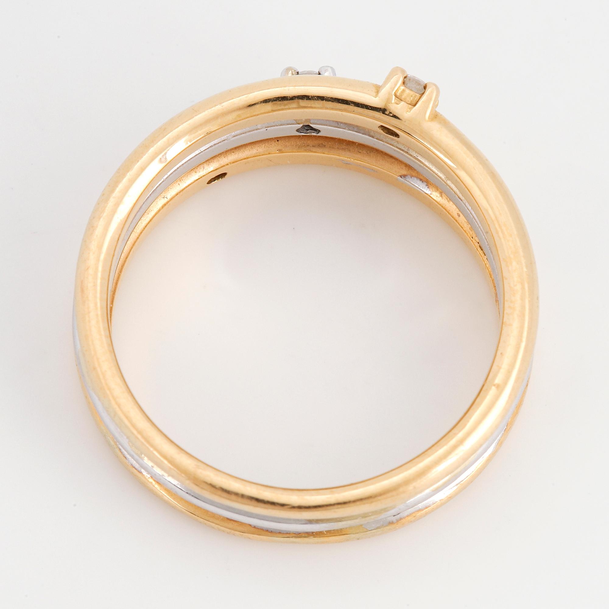 RING, 18K guld i två färger med tre små briljantslipade diamanter.