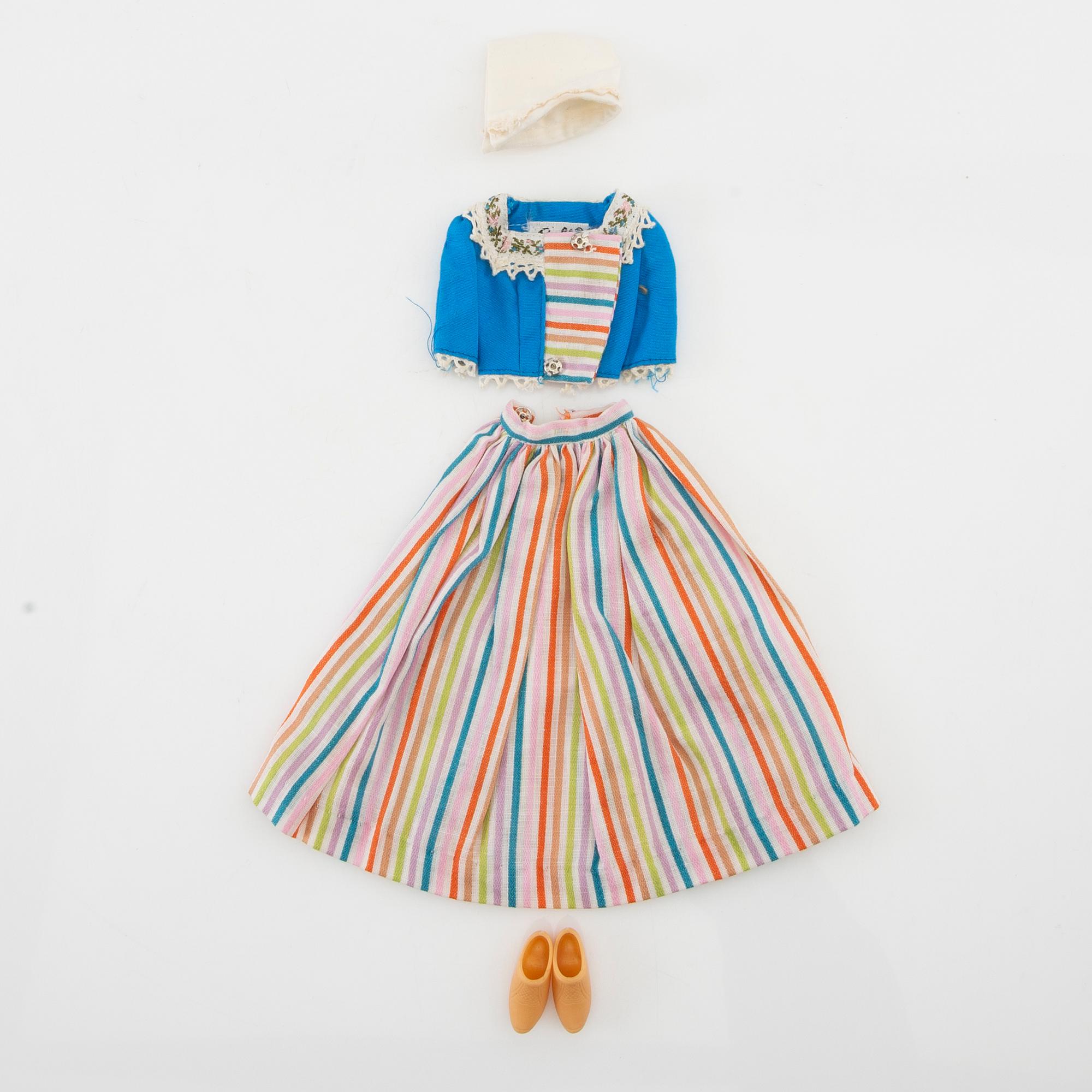 Barbiekläder 6 set. vintage bl a "Hostess Gift Set" Mattel 1965. "Saturday Matineé" Mattel 1965.