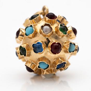 18K gold pendant.