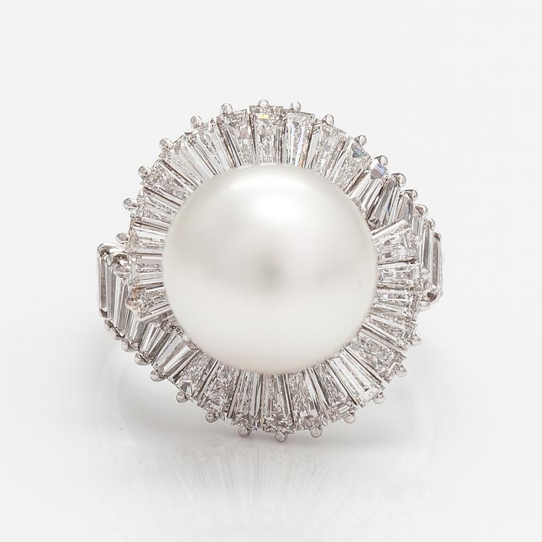 An 18K white gold ring with a south sea pearl and ca. 2.00 ct of diamonds.