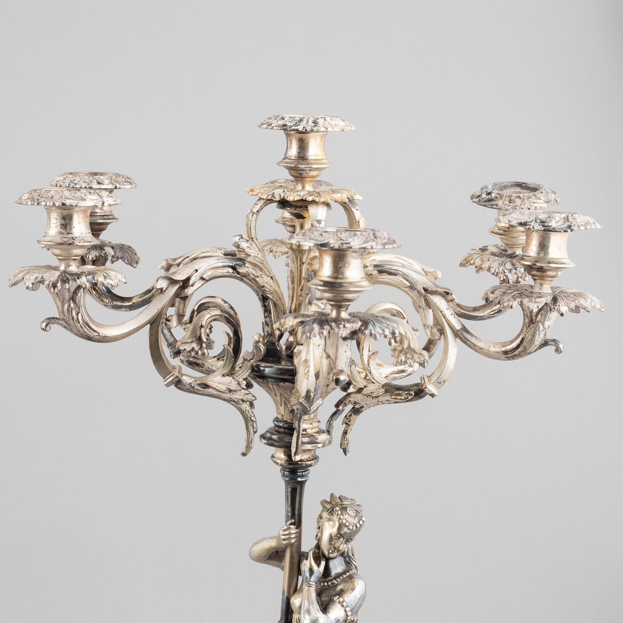 Kandelabrar, ett par, nysilver, omkring år 1900.