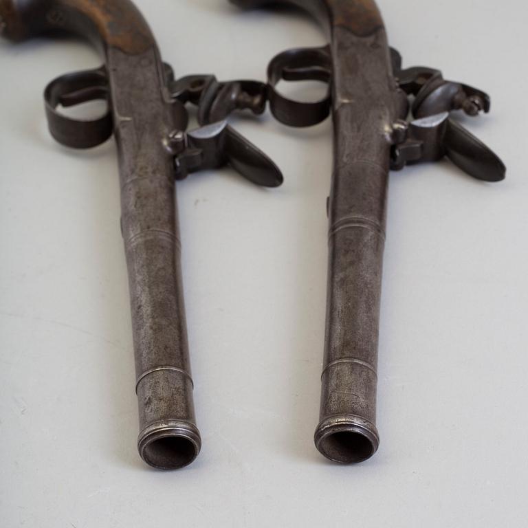 FLINTLÅSPISTOLER, 1 par, brittiska, av Queen Anne-typ, signerade Barker, 1700-talets andra hälft.