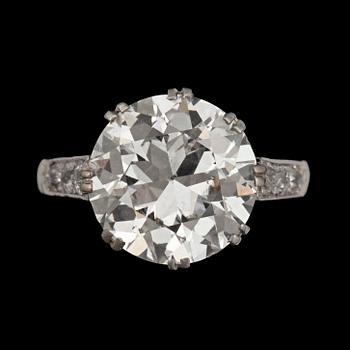 1049. A old-cut diamond 4.22 cts ring. Quality G/SI1.