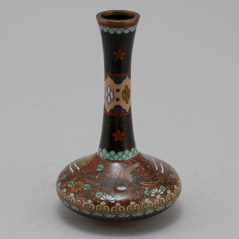 VAS, cloissonne, omkring sekelskiftet 1800/1900.