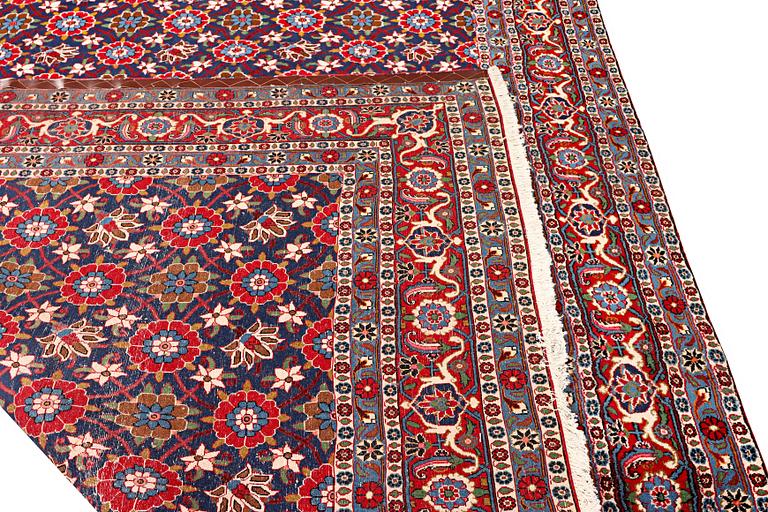 A semi-antique Varamin carpet, a. 339 x 233 cm.