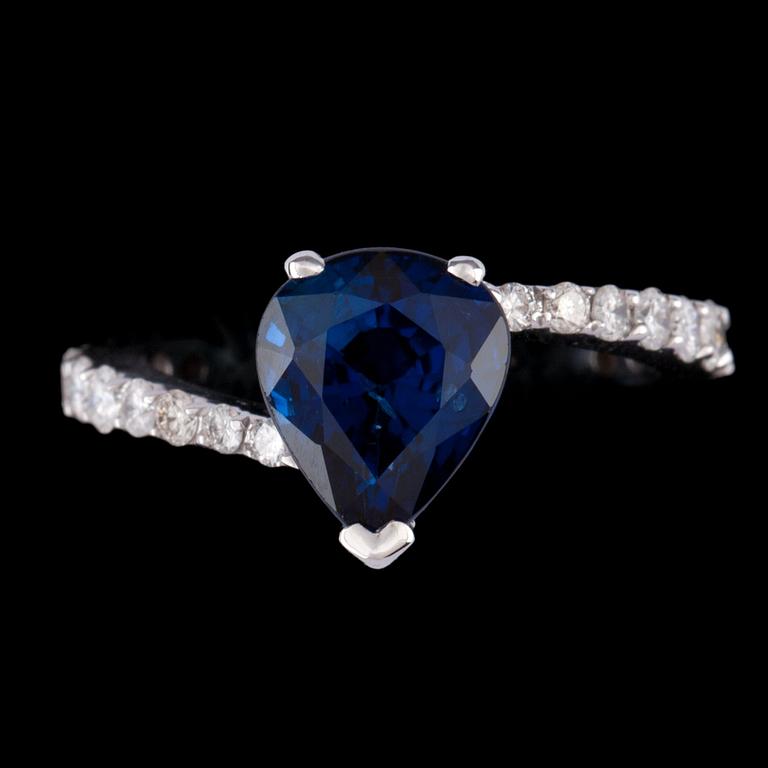 A drop cut blue sapphire, 3.41 cts, and brilliant cut diamond ring, tot. app. 0.80 cts.