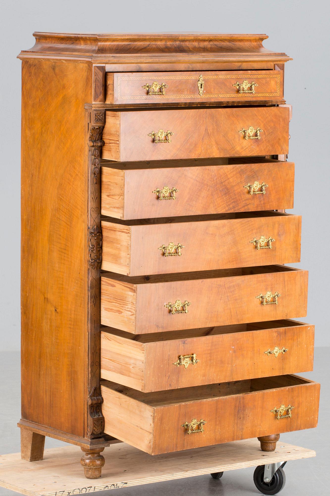 BYRÅ, nyrenässans, bär datering 1915.