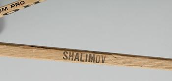 ISHOCKEYKLUBBOR, 2 stycken, med autografer från svenska landslagsspelare, 1980-tal.