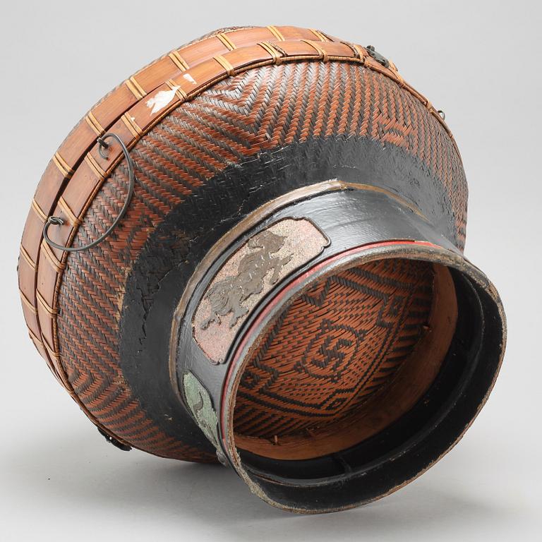 A chinese basket, early 20th century.