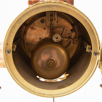 Bordspendyl Louis XVI-stil 1900-talets första hälft.