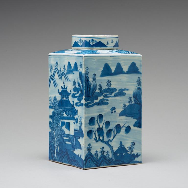 A large blue and white tea canister with cover, Qing dynasty, 19th Century.