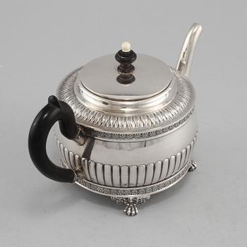 TEKANNA, silver, C G Hallberg, Stockholm, 1899. Vikt 406 g.