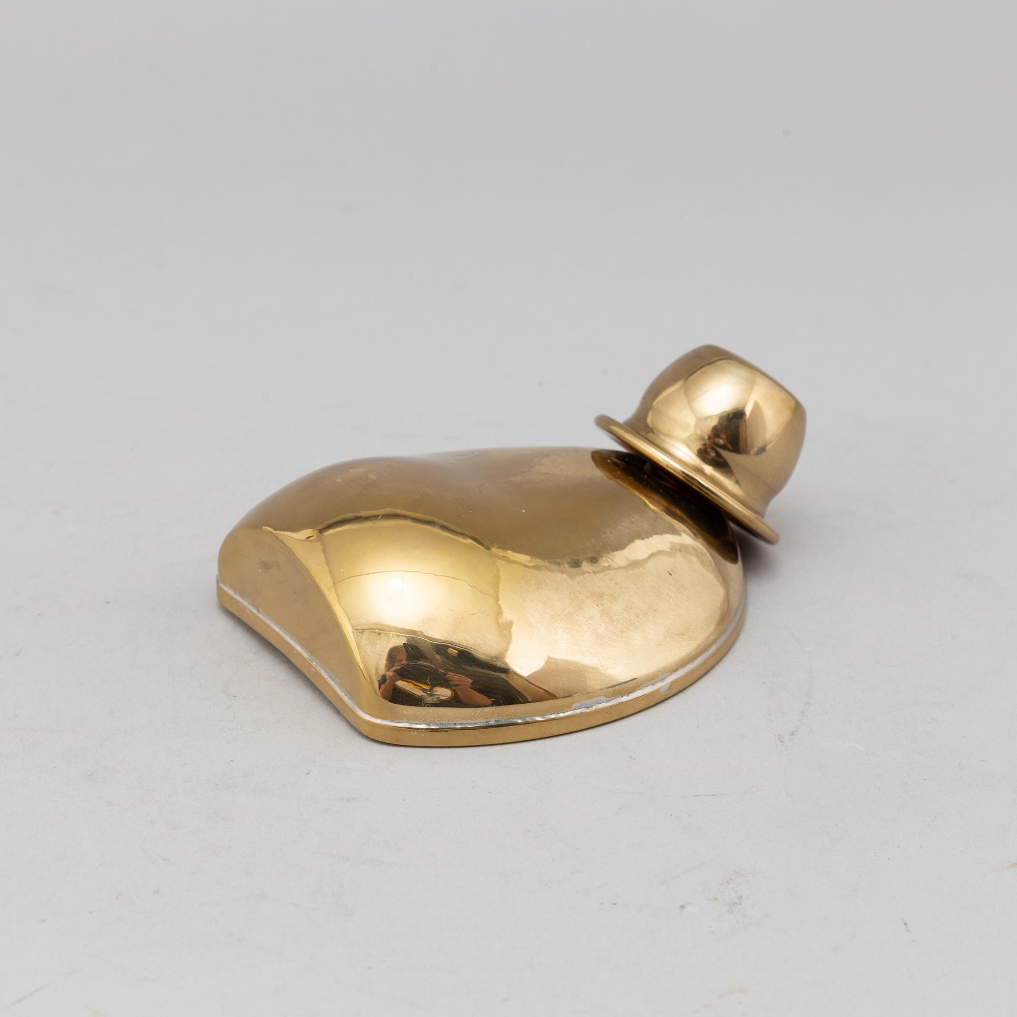 A SKULTUNA MESSINGSBRUK HIP FLASK AND 4 CUPS.