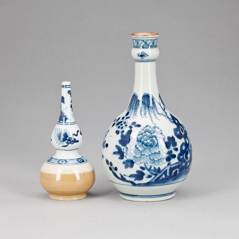 FLASKOR, två stycken, kompaniporslin. Qing dynastin, Qianlong (1736-95).