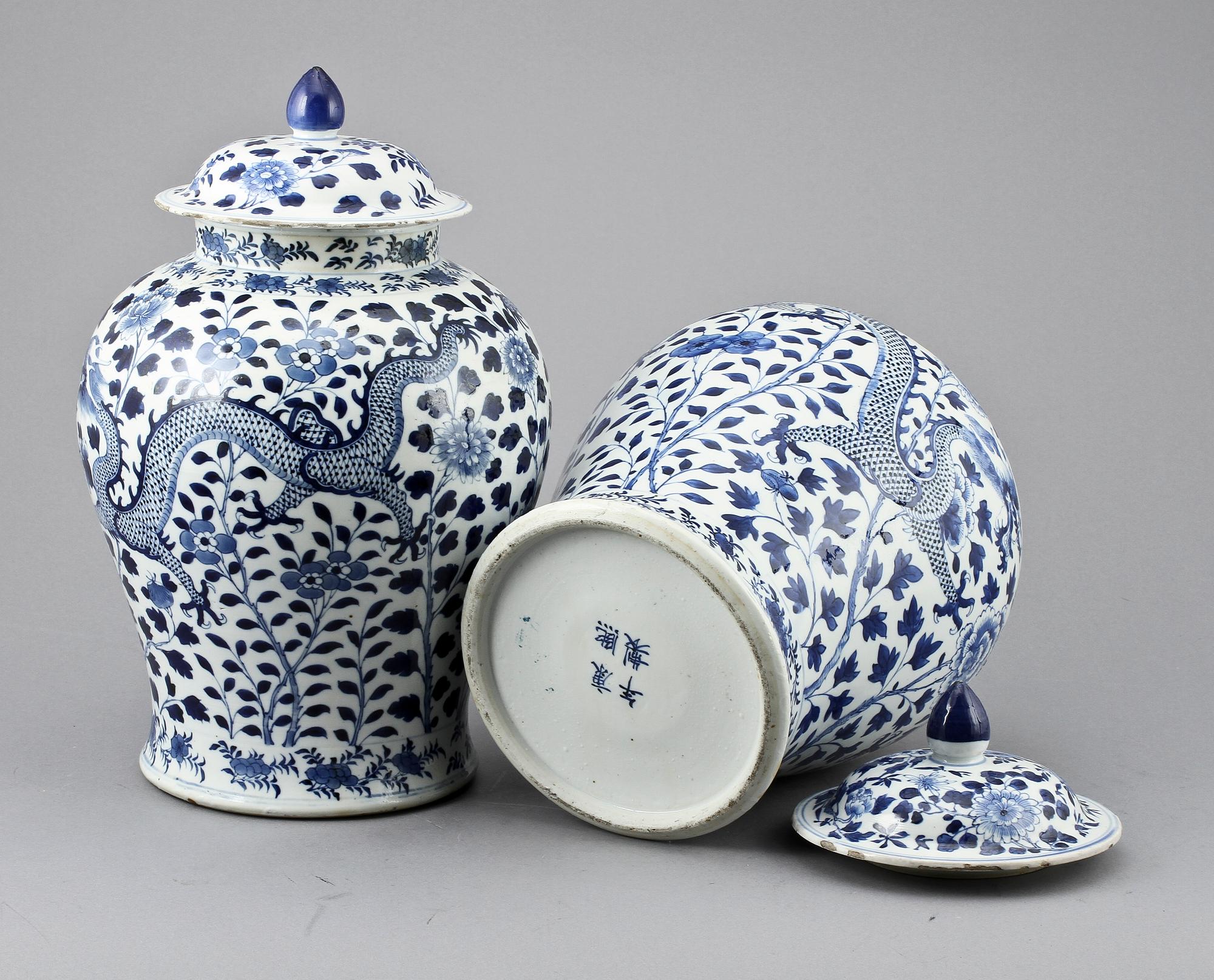 LOCKURNOR, ett par, porslin, Kina, Kangxi-stil, sent 1800-tal.