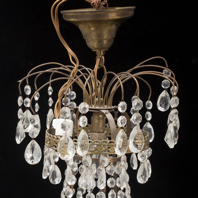 An early 20th Century six candles chandelier with glass prisms.