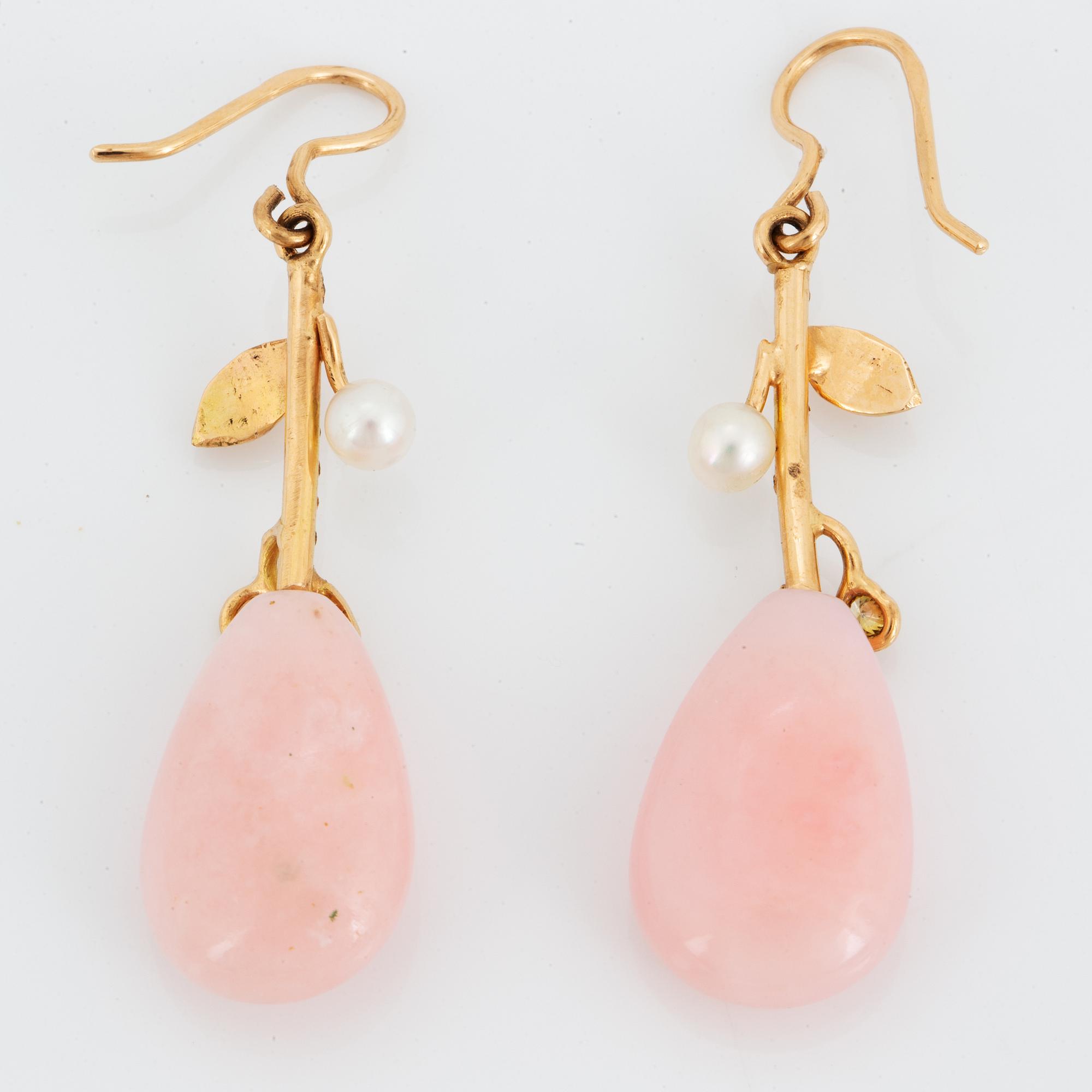 ÖRHÄNGEN, med rosa droppformade opaler, pärlor och diamanter.