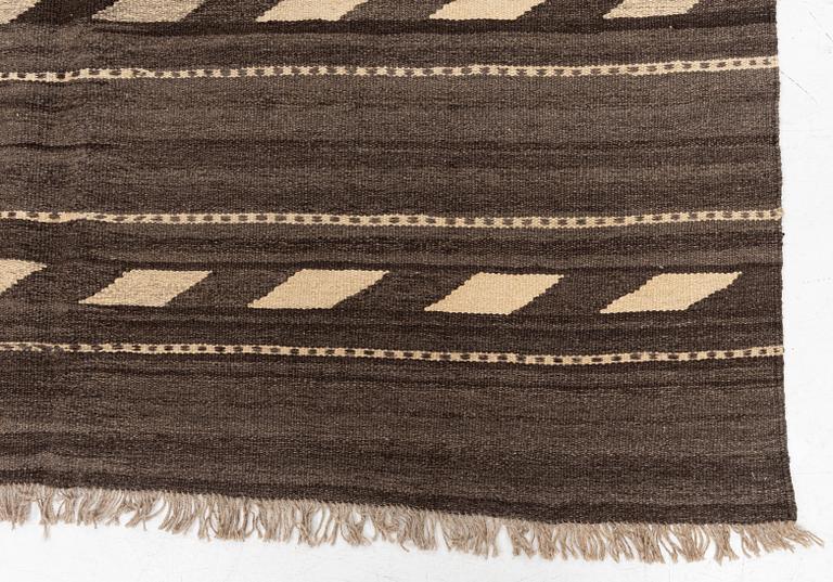 A kilim carpet, c. 292 x 198 cm.